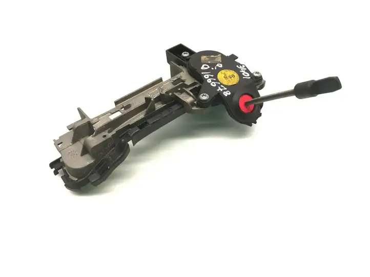 Audi A4 S4 B6 8E 8H (2000 - 2006) 8E2837886A Крепление наружной ручки передней двери — фото 3