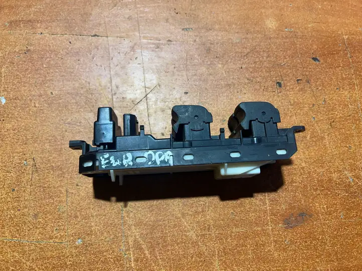 Lexus CT 200H (2010 - 2013) 8404033100 Кнопка стеклоподъемников — фото 7