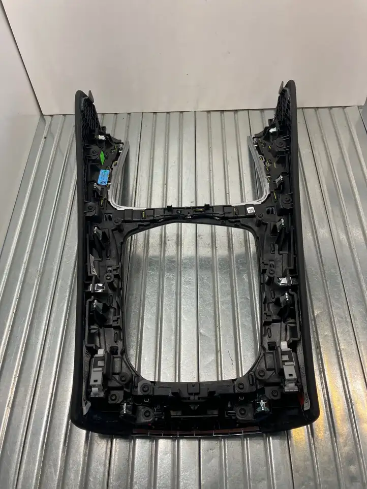 BMW X5 G05 (2018 - ) 9399832 Другая деталь консоли (туннеля) — фото 3