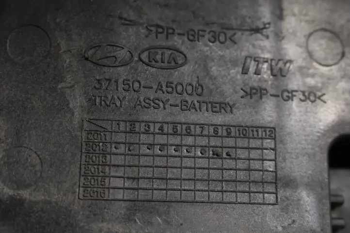Kia Ceed (2012 - 2015) 37150-A5000 Площадка аккумулятора — фото 7