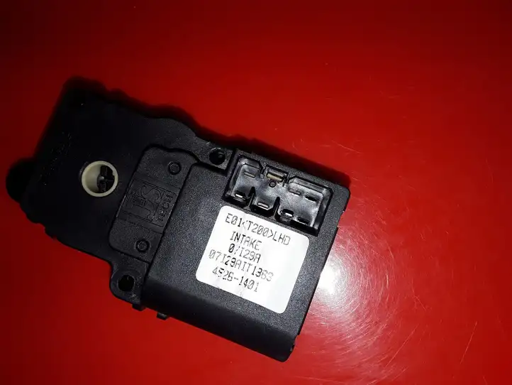 Chevrolet Aveo (2003 - 2008) 45261401 Двигатель задвижки потока воздуха — фото 3