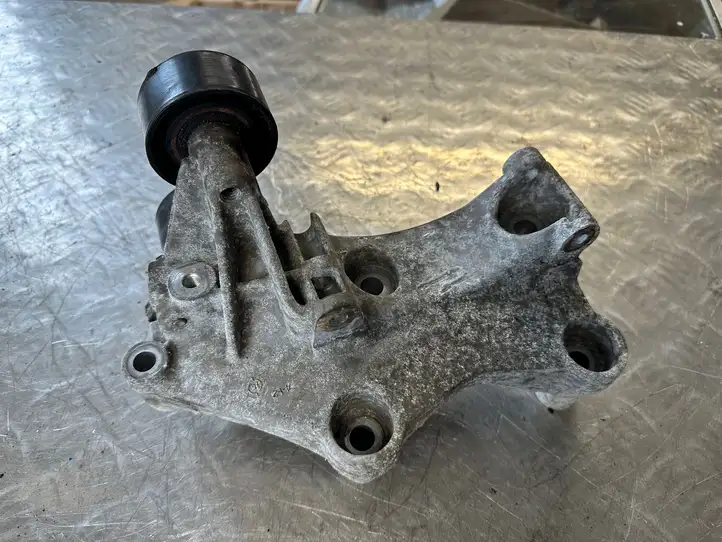 Nissan X-Trail T32 (2014 - 2021) 117105124R Кронштейн генератора — фото 1