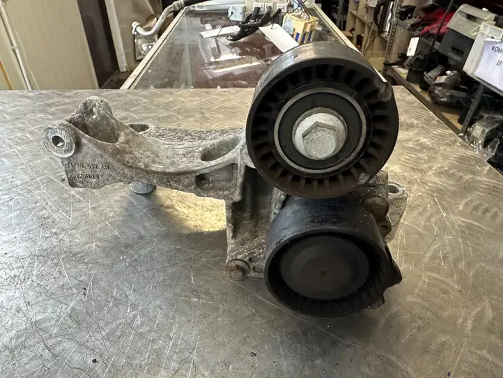 Nissan X-Trail T32 (2014 - 2021) 117105124R Кронштейн генератора — фото 2