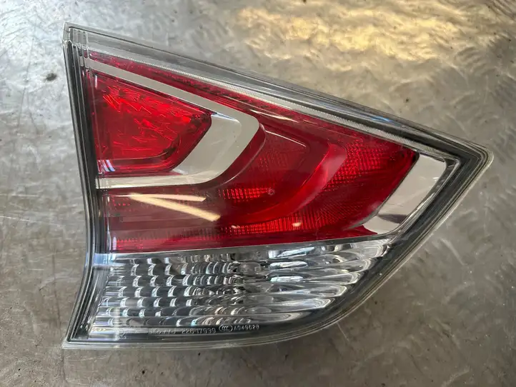 Nissan X-Trail T32 (2014 - 2021) Задний фонарь в крышке багажника — фото 1