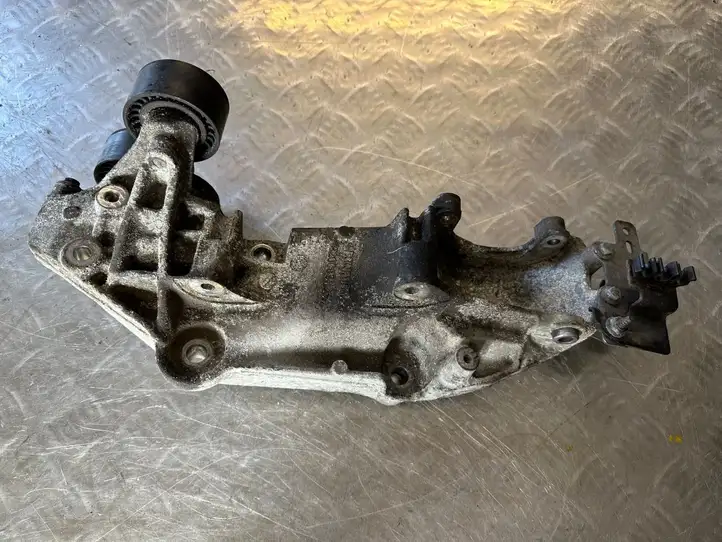 Nissan Qashqai (2010 - 2013) 8200881264 Кронштейн генератора — фото 1