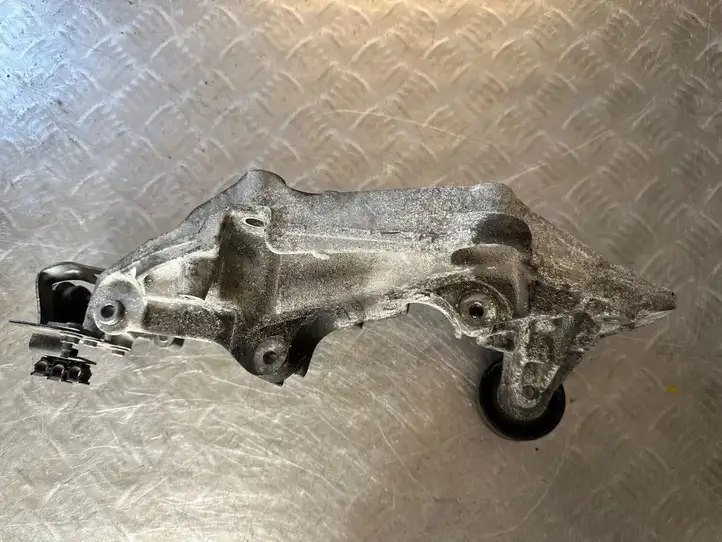 Nissan Qashqai (2010 - 2013) 8200881264 Кронштейн генератора — фото 2