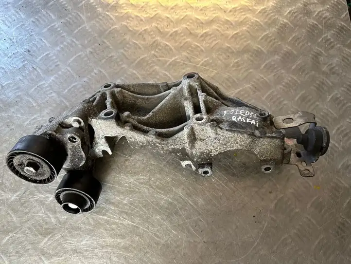 Nissan Qashqai (2010 - 2013) 8200881264 Кронштейн генератора — фото 5