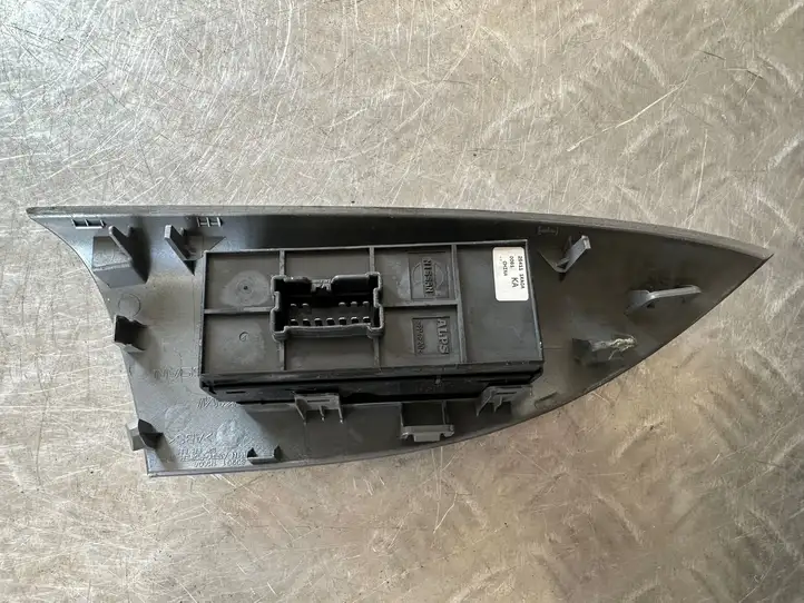 Nissan Juke I F15 (2010 - 2018) 809611KA0A Блок кнопок стеклоподъемников — фото 2
