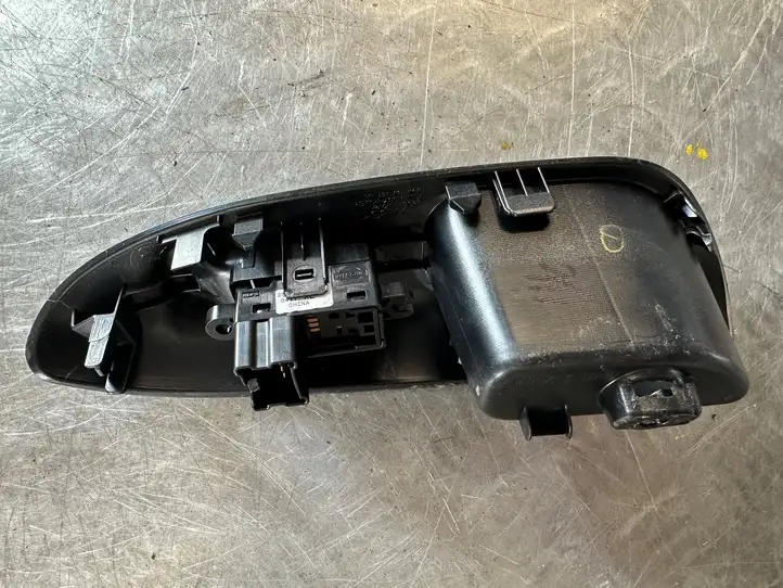 Nissan Juke I F15 (2010 - 2018) Блок кнопок стеклоподъемников — фото 3