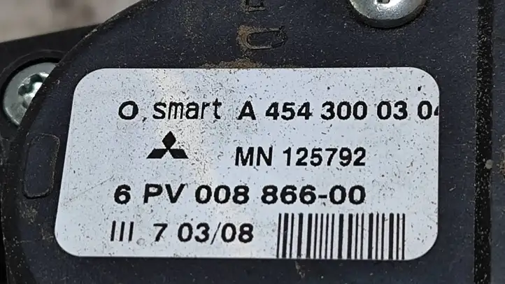 Mitsubishi Colt (2008 - 2012) A4543000304 Педаль акселератора — фото 3