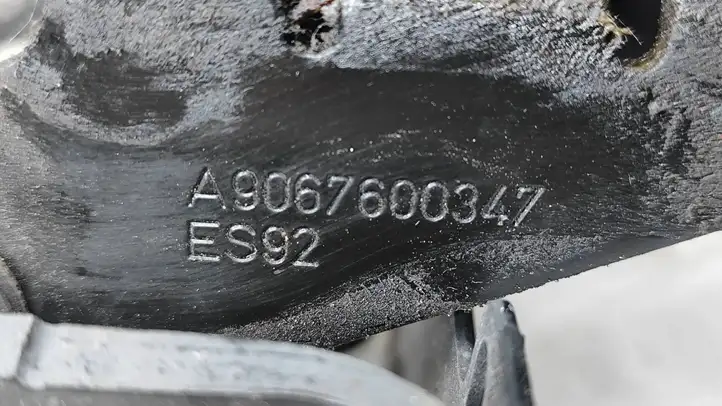 Mercedes-Benz Sprinter W906 (2006 - 2018) A9067600347 Средняя направляющая ролика раздвижной двери — фото 2