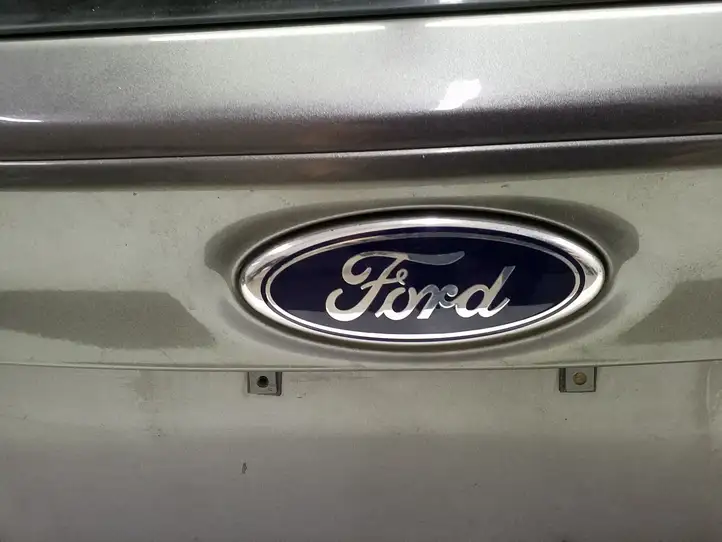 Ford Focus (2011 - 2015) Крышка багажника — фото 5