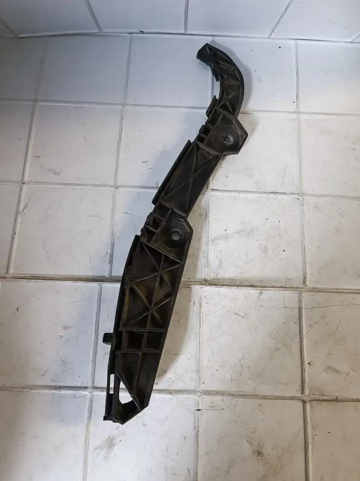 Toyota Corolla Verso AR10 (2004 - 2009) 52576 Кронштейн заднего бампера — фото 3
