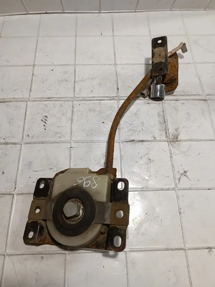 Toyota Corolla Verso AR10 (2004 - 2009) A051208 Болт крепления запасного колеса — фото 1