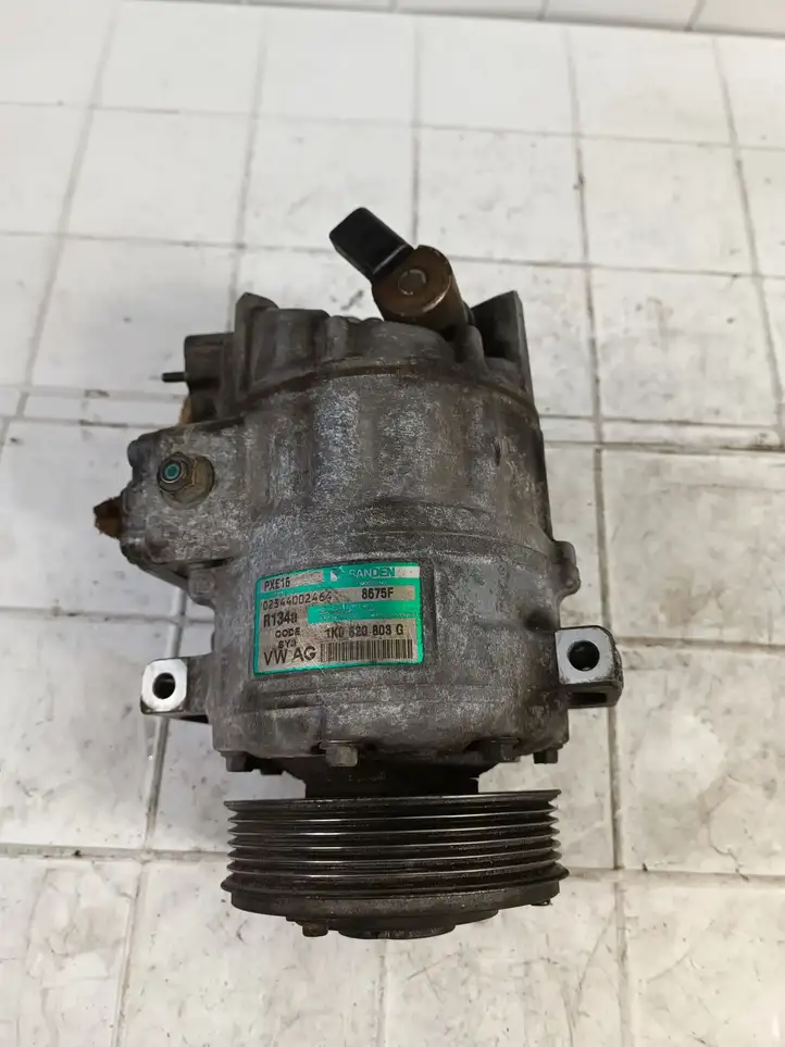 Volkswagen Touran I (2003 - 2010) 1K0820803G Компрессор (насос) кондиционера воздуха — фото 1