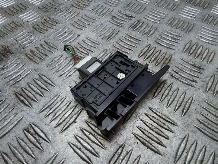 Toyota Prius (XW20) (2003 - 2009) 758706 Включатель аварийных фонарей — фото 3