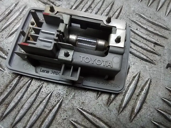 Toyota Prius (XW20) (2003 - 2009) Задняя подсветка — фото 2