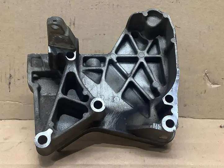 Nissan Qashqai (2006 - 2010) 8200633253 Кронштейн двигателя — фото 1