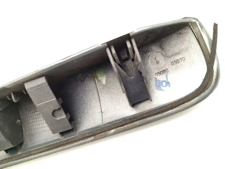 Toyota Avensis Verso (2004 - 2009) 05080-05070 Кнопка закрытия крышки багажника — фото 6