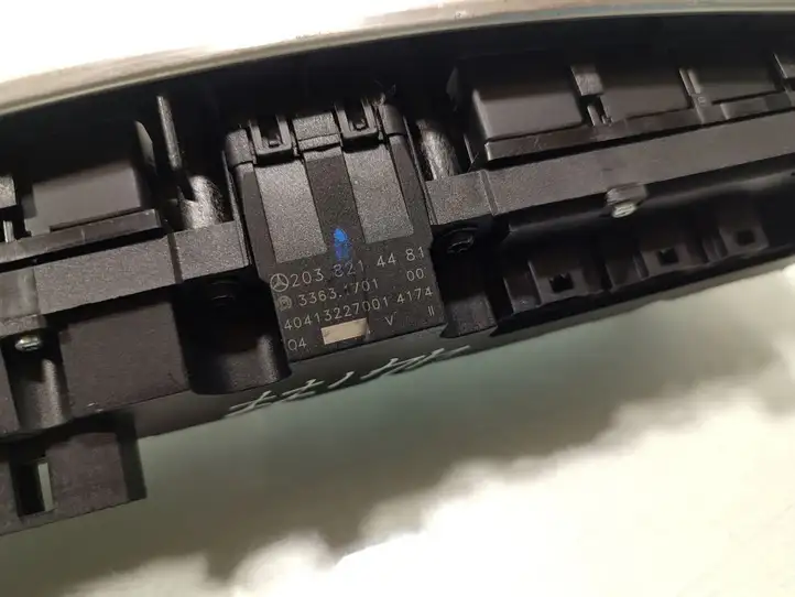 Mercedes-Benz C W203 (2000 - 2007) 2038214481 Включатель аварийных фонарей — фото 4