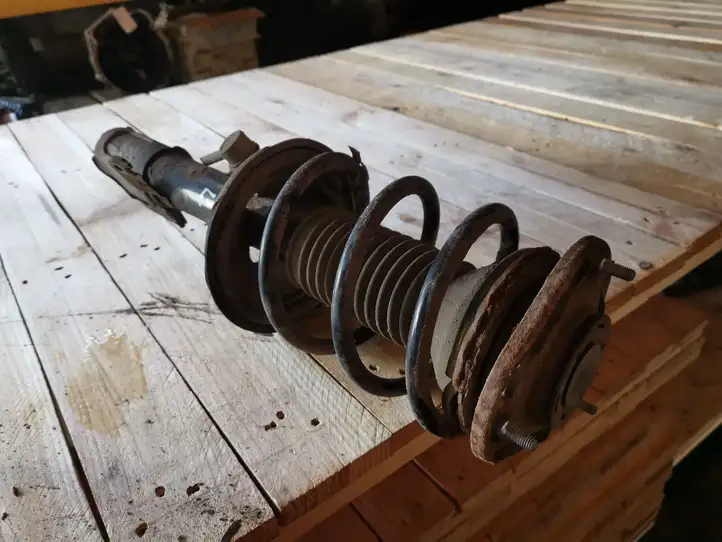 Toyota Corolla Verso E121 (2004 - 2007)   Передний амортизатор с пружиной