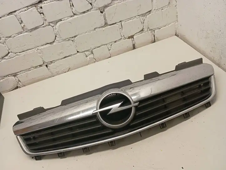 Opel Zafira   321226108 Нижняя решётка (из трех частей)