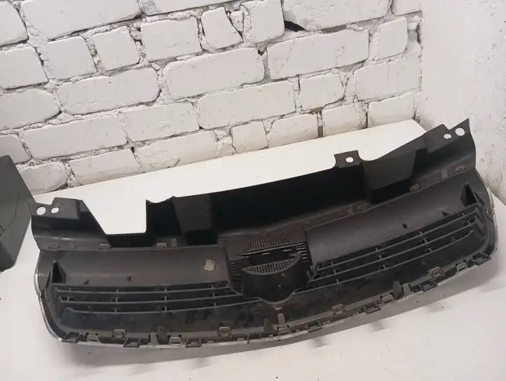 Opel Zafira   321226108 Нижняя решётка (из трех частей)