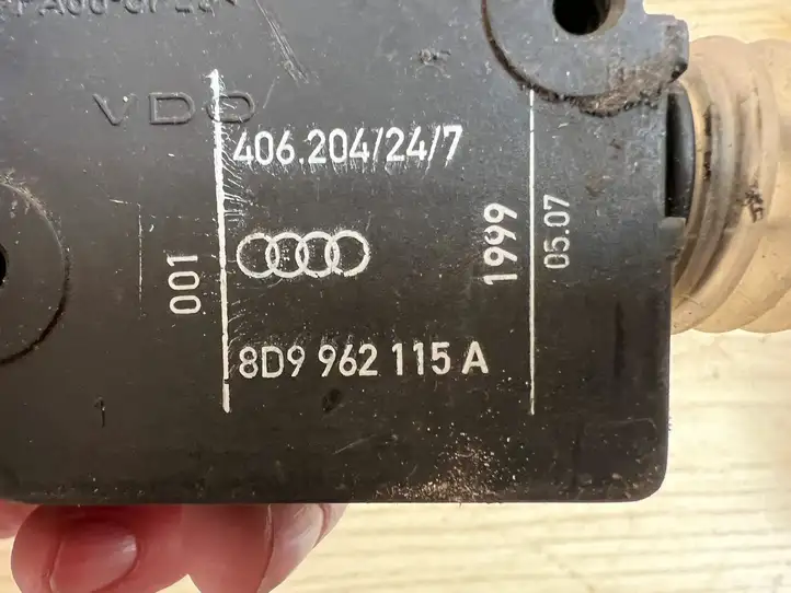 Audi A4 S4 B5 8D (1999 - 2001) 8D9962115A Мотор центрального замка — фото 2