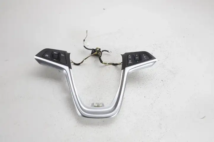 Opel Astra J (2009 - 2012) 13352971 Кнопки на рулевом колесе — фото 1