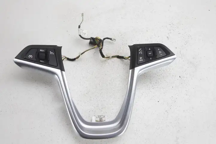 Opel Astra J (2009 - 2012) 13352971 Кнопки на рулевом колесе — фото 4