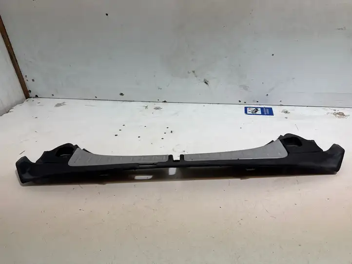 Tesla Model S (2012 - 2016) 100633000E Отделка порога багажника — фото 1