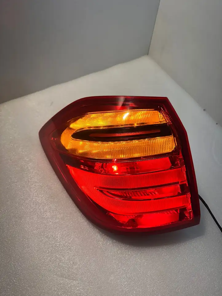 Mercedes-Benz GL X166 (2013 - 2019) A1669067301 Задний фонарь в кузове — фото 1