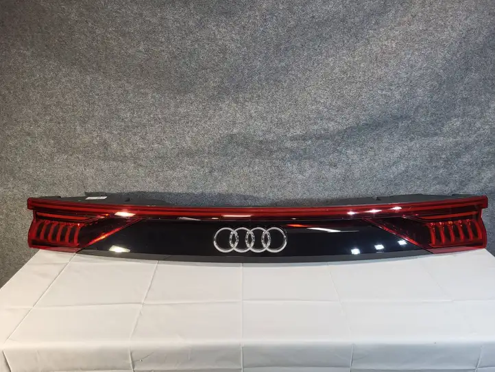 Audi Q8 (2018 - ) 4M8945095Q Задний фонарь в крышке багажника — фото 1