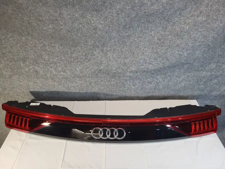 Audi Q8 (2018 - ) 4M8945095Q Задний фонарь в крышке багажника — фото 4