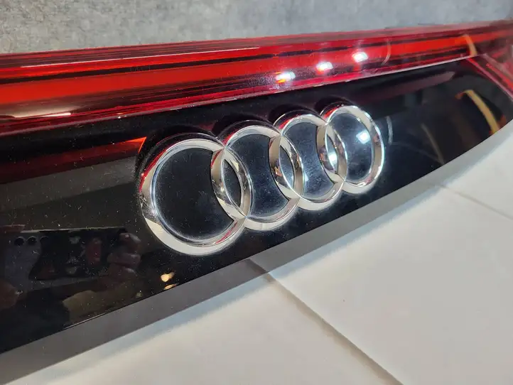 Audi Q8 (2018 - ) 4M8945095Q Задний фонарь в крышке багажника — фото 6