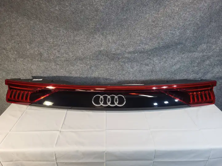 Audi Q8 (2018 - ) 4M8945095Q Задний фонарь в крышке багажника — фото 20