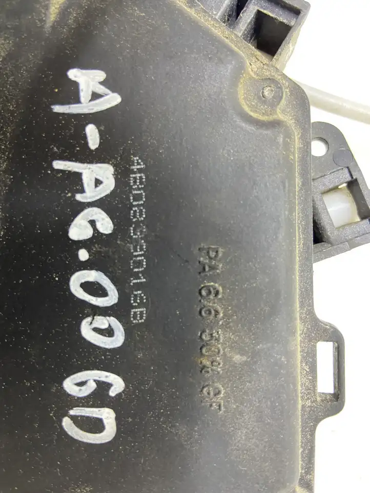 Audi A6 S6 C5 4B (1997 - 2001) 4B0839016B Замок задней двери — фото 4