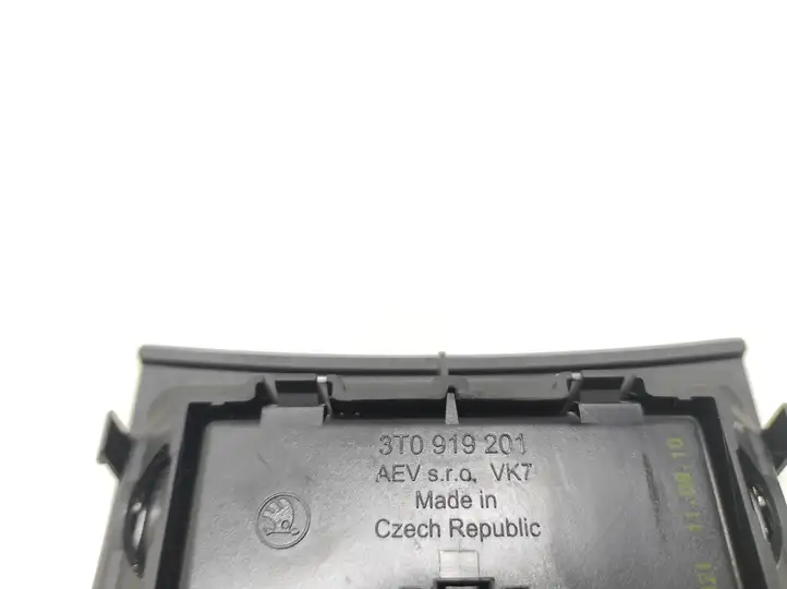 Skoda Superb B6 (3T) (2008 - 2015) Накладка заднего прикуривателя — фото 4