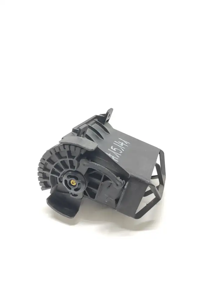 Nissan X-Trail T30 (2001 - 2007) 687608H300 Боковой воздушный дефлектор — фото 2