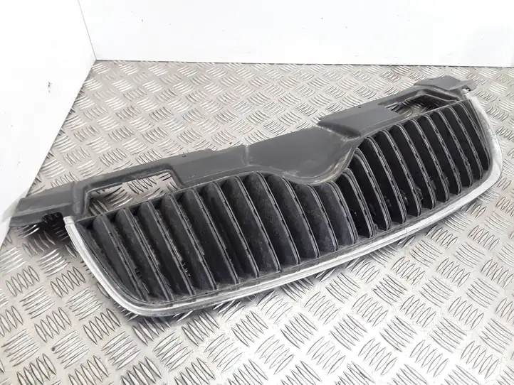 Skoda Roomster (5J) (2010 - 2015) 5J0853668A Верхняя решетка радиатора — фото 1