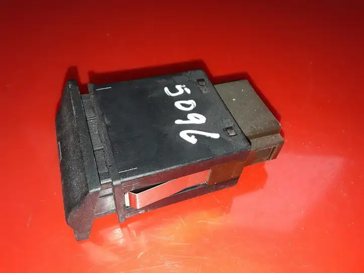 Skoda Octavia Mk1 (1U) (1996 - 2004) 1U0959621A Кнопка обогрева стекла — фото 2