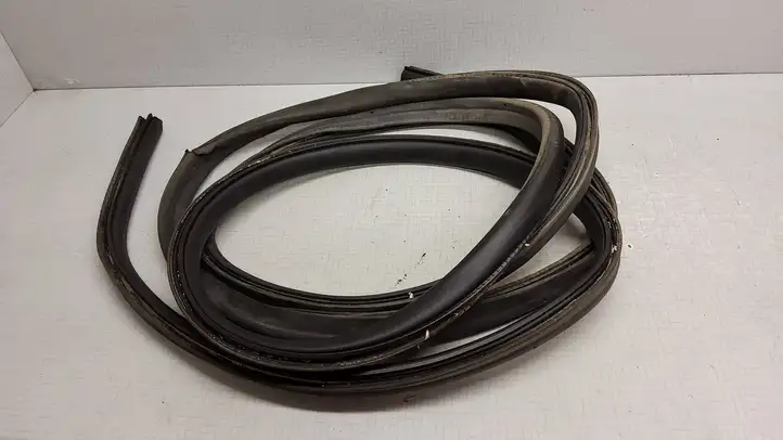 Volkswagen Transporter - Caravelle T5 (2003 - 2009) Уплотнитель багажной двери (кузов) — фото 1