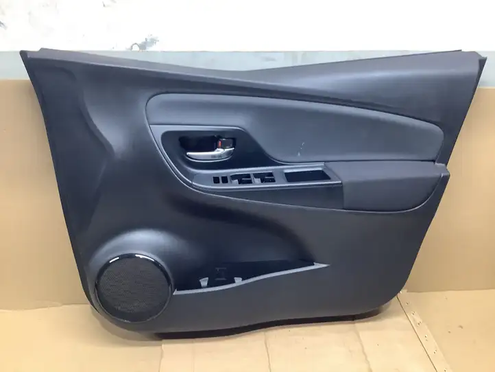 Toyota Yaris (2014 - 2019) 677630D130 Обшивка передней двери — фото 2