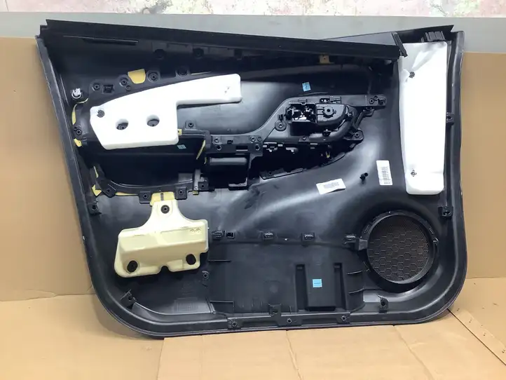 Toyota Yaris (2014 - 2019) 677630D130 Обшивка передней двери — фото 3