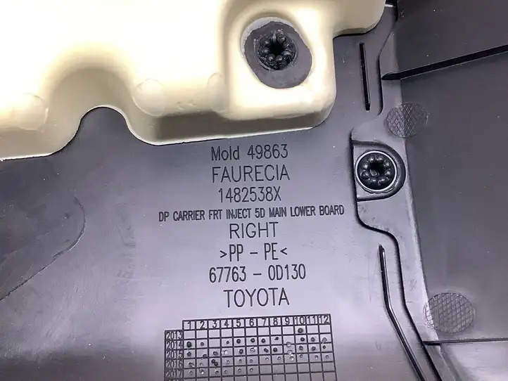 Toyota Yaris (2014 - 2019) 677630D130 Обшивка передней двери — фото 4