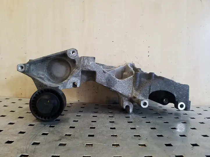 Renault Trafic II (X83) (2002 - 2014) 117103703R Кронштейн генератора — фото 1