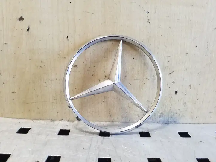 Mercedes-Benz E W211 (2002 - 2009) Эмблема производителя — фото 1