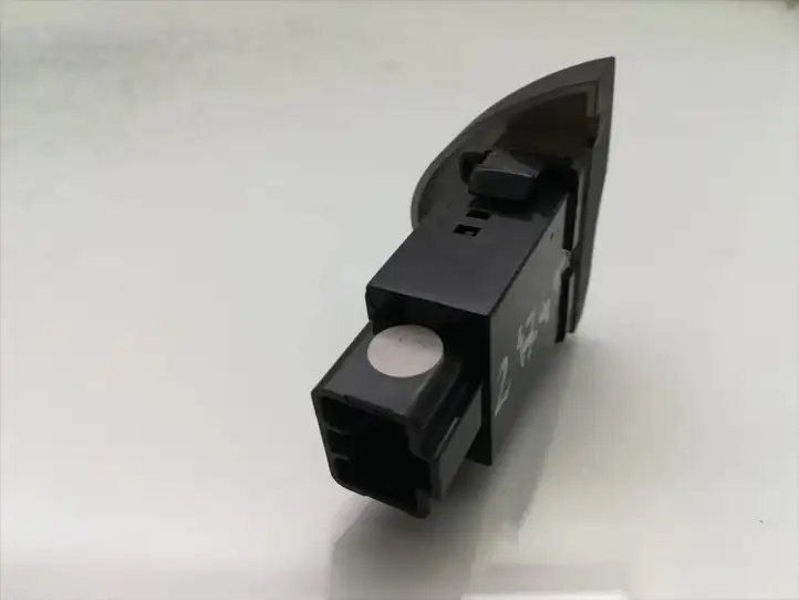 Hyundai Santa Fe (2005 - 2009) 93330-26950 Включатель обогрева — фото 3