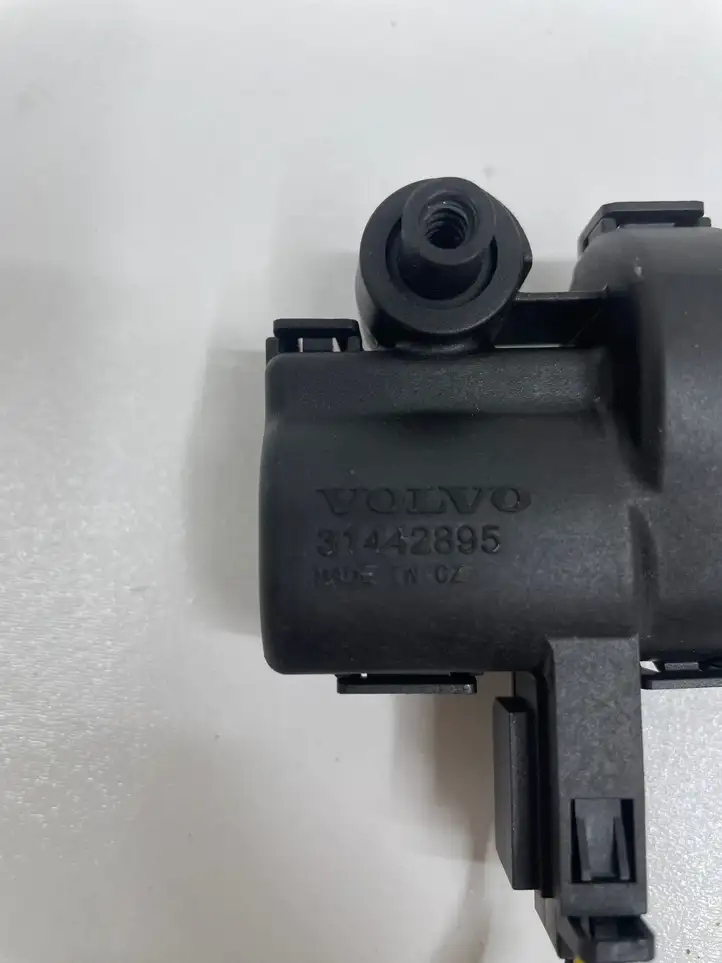 Volvo XC90 (2014 - 2019) 31442895 Замок бардачка — фото 4
