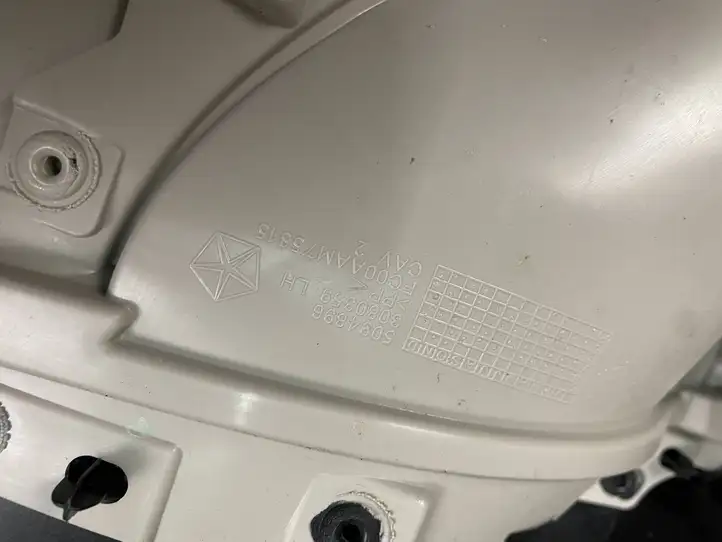 Chrysler Pacifica (2016 - ) 5RP652D2AH Обшивка раздвижной двери — фото 13